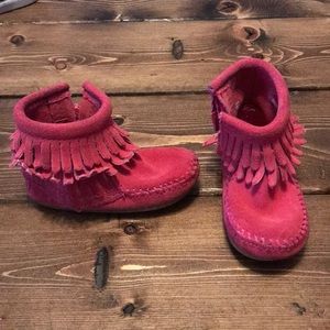 Minnetonka size 4